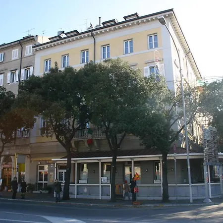 阿尔格兰佐酒店 公寓式酒店 的里雅斯特